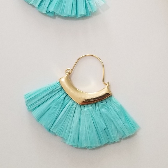ECCENTRIC MINT GOLD RAFFIA EARRINGS - Picture 3 of 3